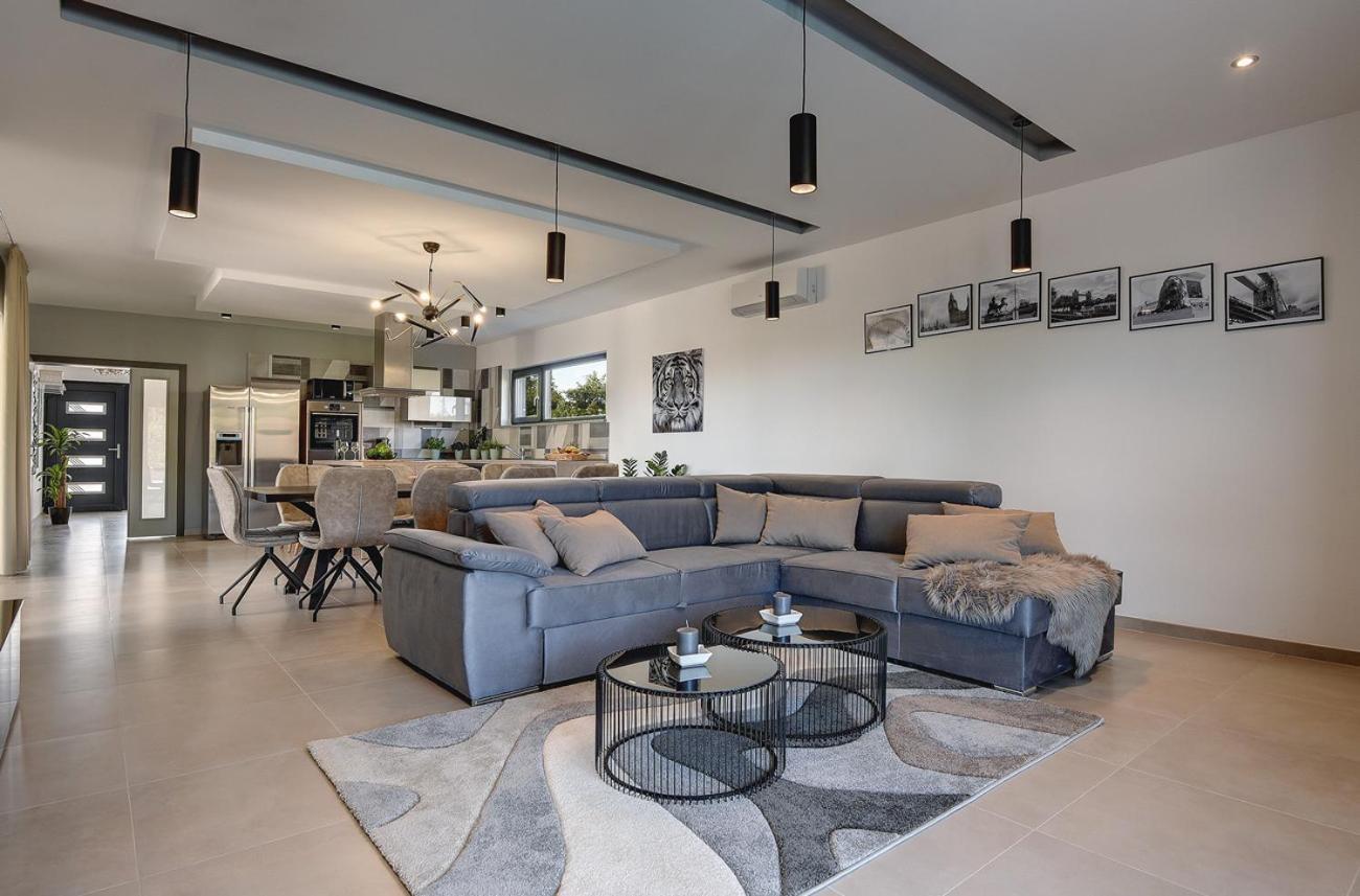 Villa Ula In Pula With Heated Pool And Sauna Zewnętrze zdjęcie